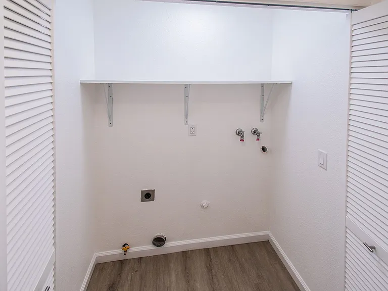 Oak Park Village Apartments — Photo 21