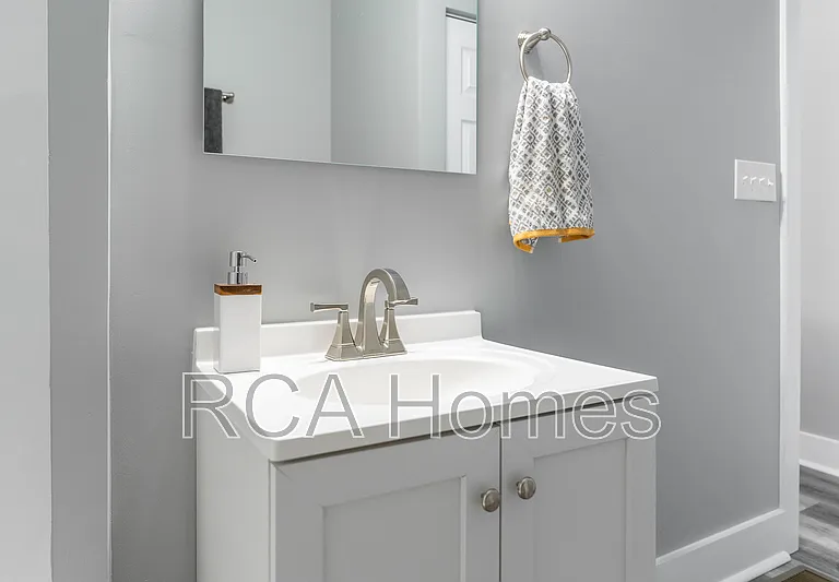 2831 N Kenwood Ave #8 — Photo 9