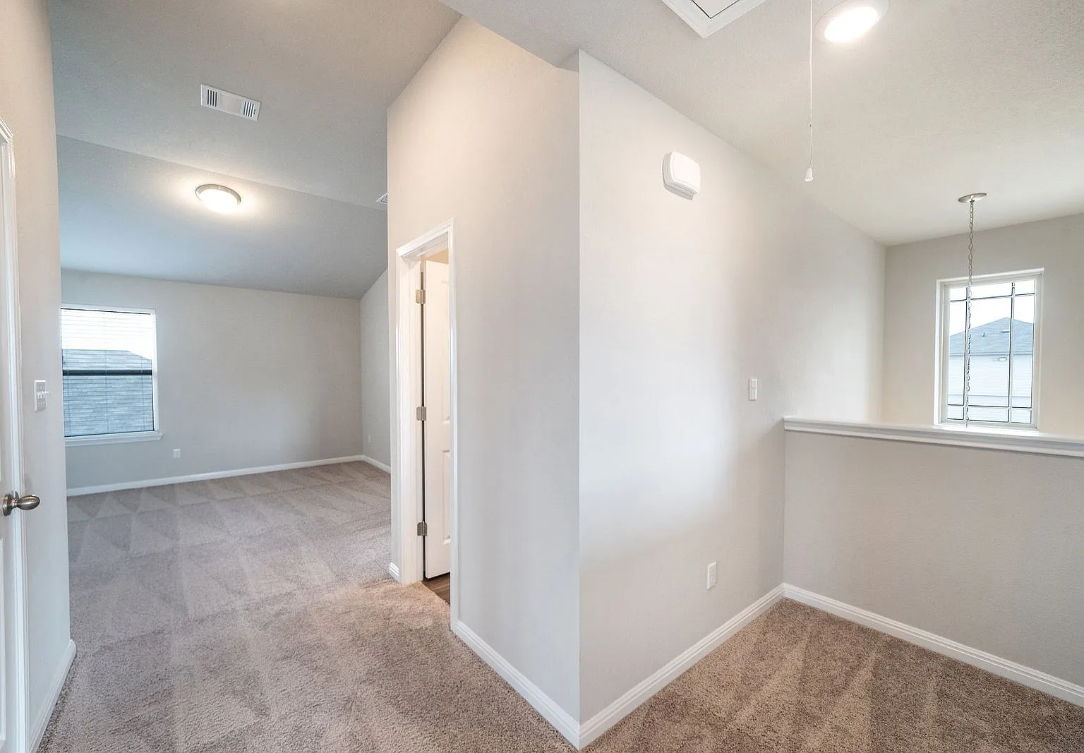 3 bed, 3.0 bath, 2416 sqft, $2,150 — Photo 1