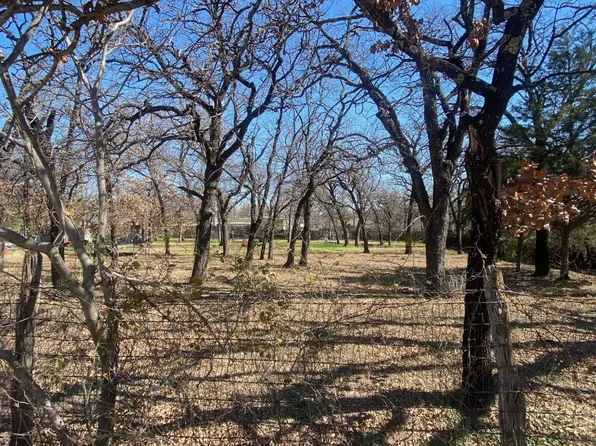 Twin Oaks Dr, Fort Worth, TX 76119