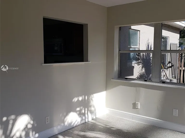 811 S Broadway — Photo 52
