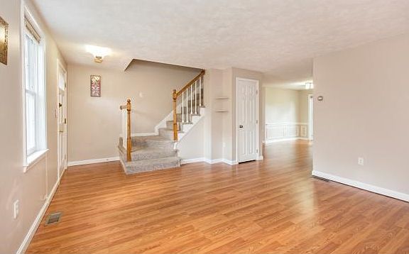 5th image of 60 Burgundy Dr #1