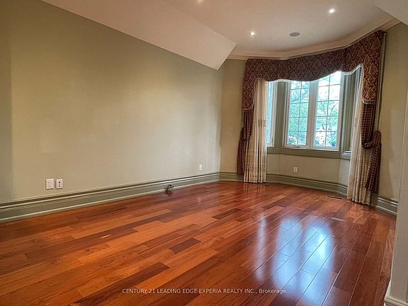 3rd image of 20 Grove Hill Dr W