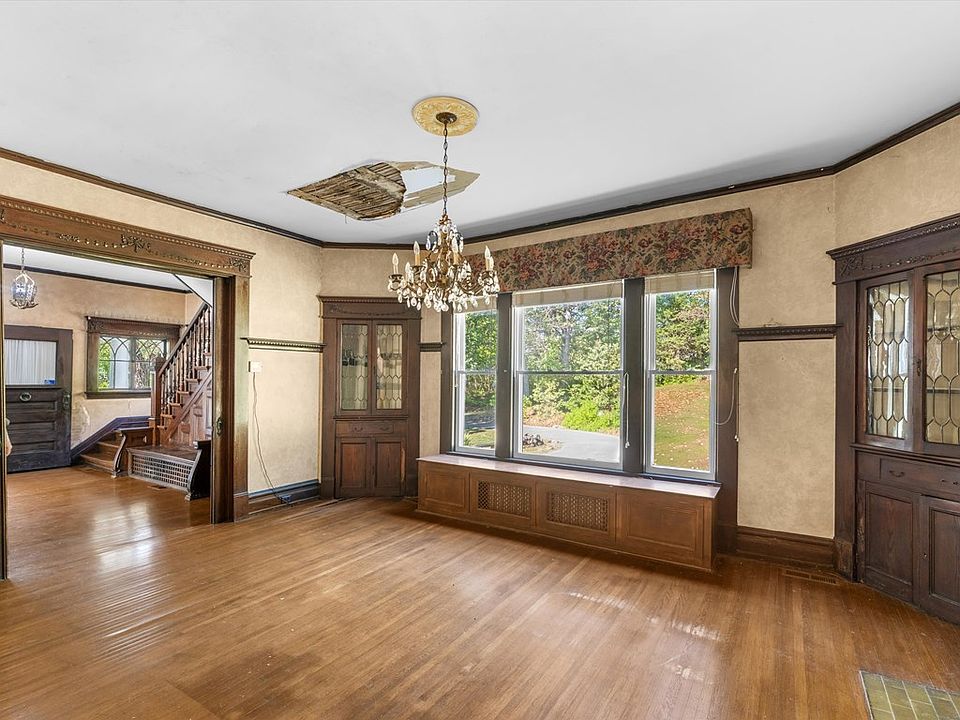 7th image of 315 E Main St
