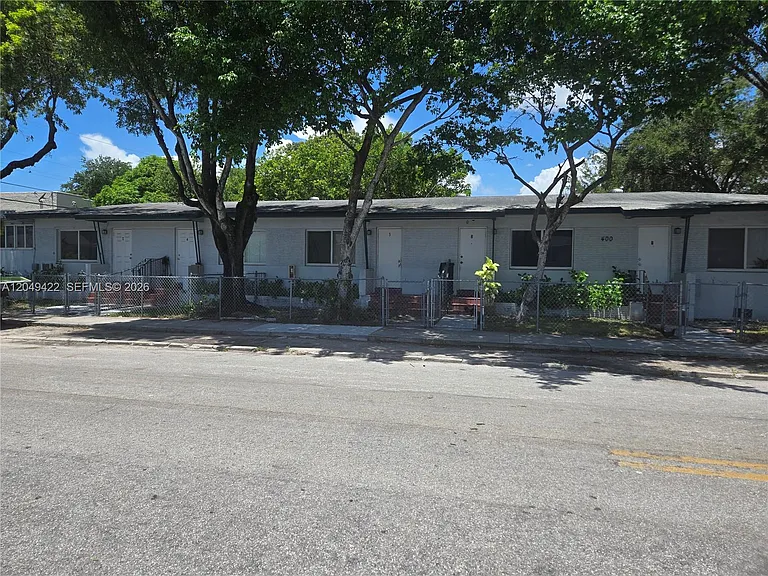 400 SW 21st Ave #3 — Photo 4