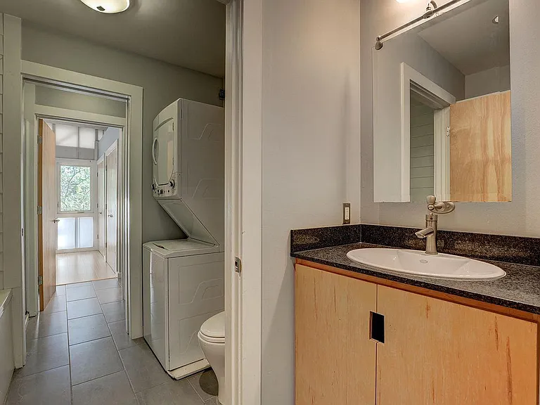 1613 W University Ave — Photo 17