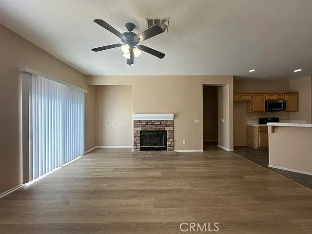 4 bed, 2156 sqft, $2,950 — Photo 4