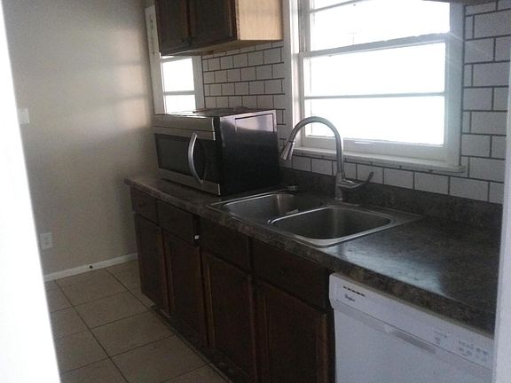 3rd image of 1604 Oakes Ave