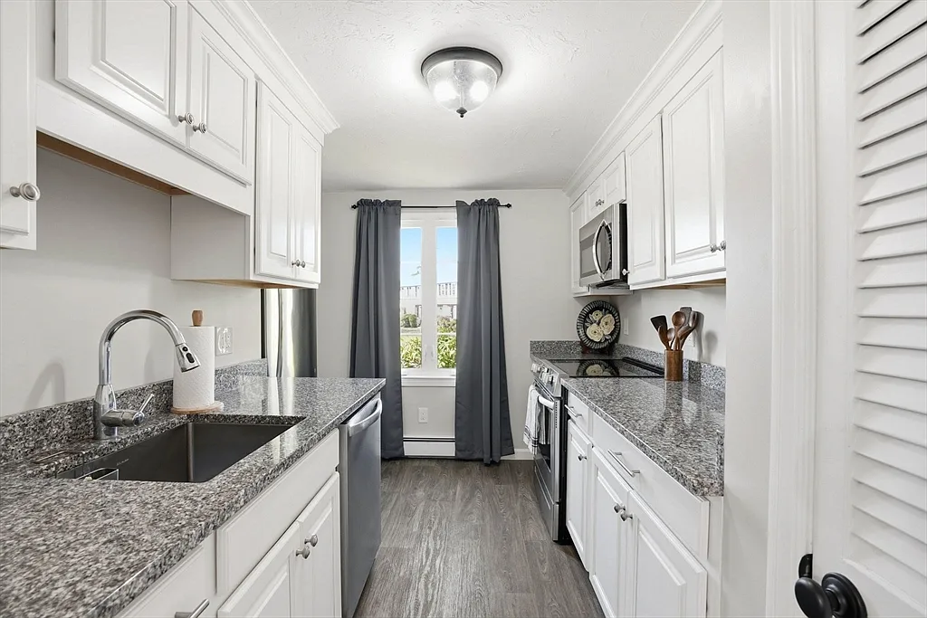 2 bed, 1.5 bath, 1640 sqft, $2,500 — Photo 3
