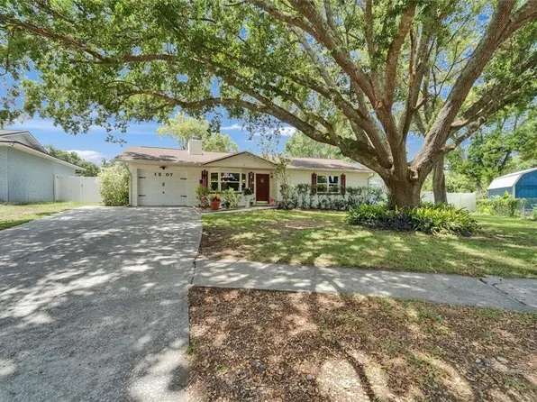 1207 Oak Valley Dr, Seffner, FL 33584