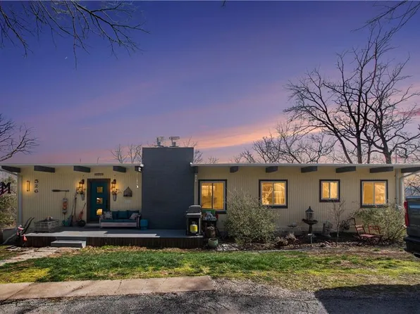 526 Lake Forest Rd, Bonner Springs, KS 66012