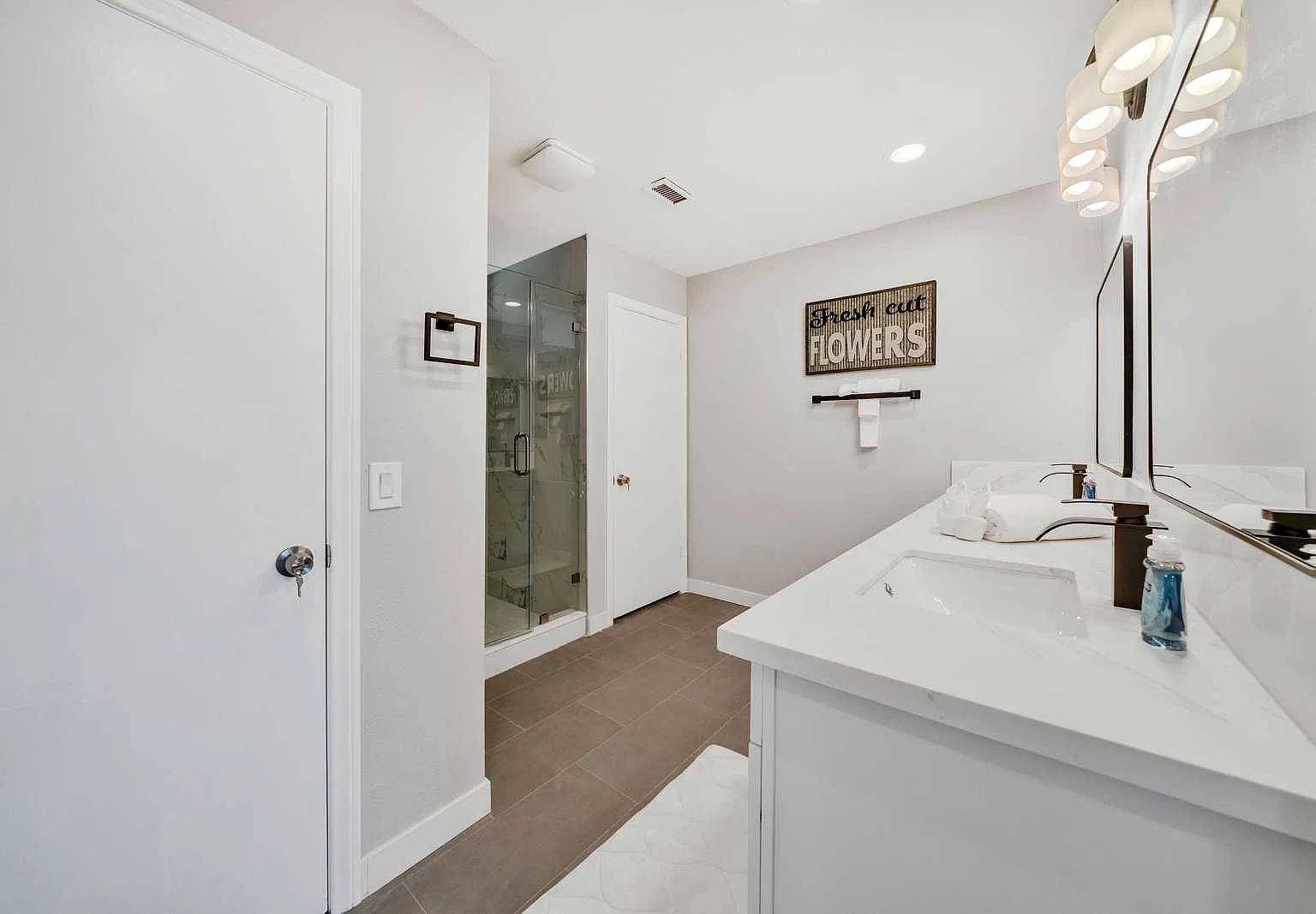 4 bed, 3.5 bath, 2843 sqft, $6,300 — Photo 2