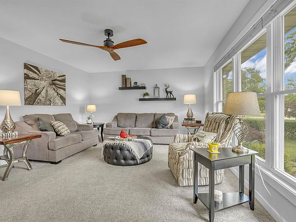 3rd image of 908 Meadow Ln