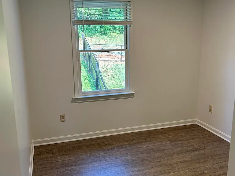 943 Rives St — Photo 12