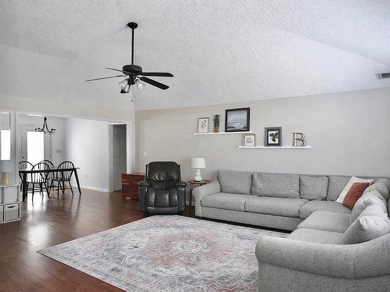 413 Gravel Way — Photo 3
