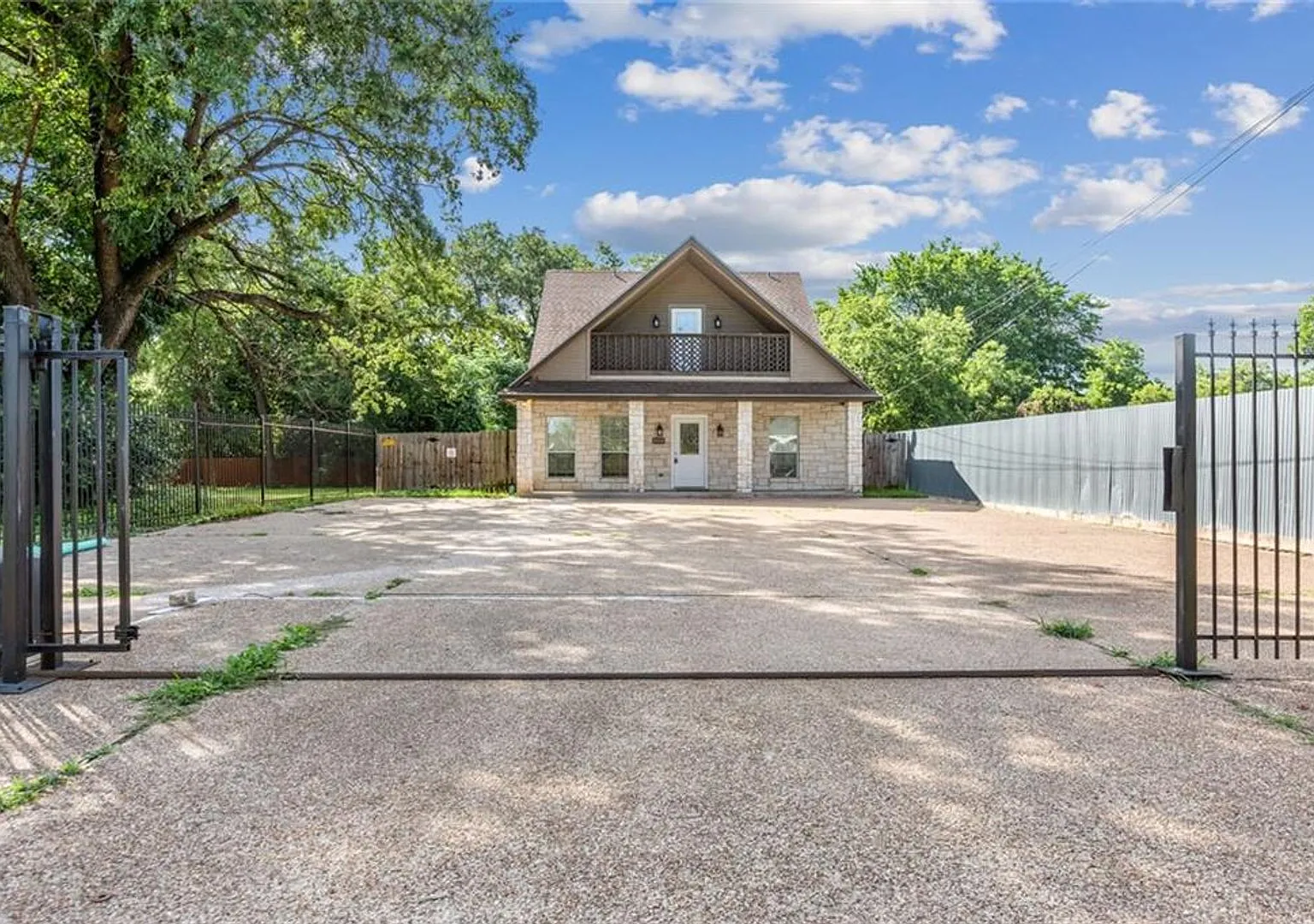1006 Oakwood Dr — Photo 1