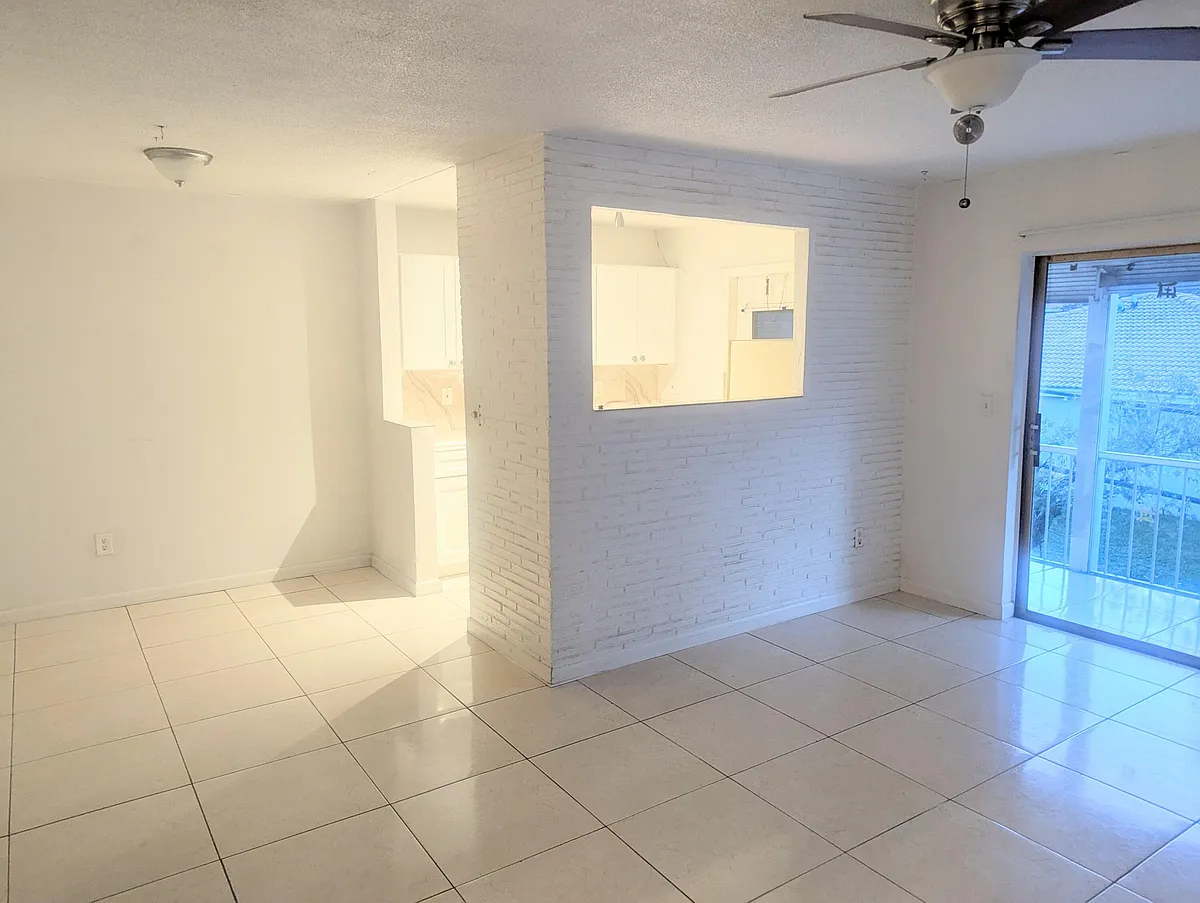 Building Photo - 20400 NW 7th Ave #202