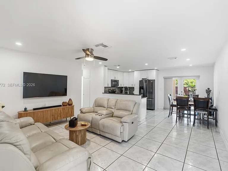 630 NE 23rd Ct — Photo 5