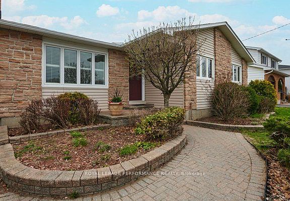 3rd image of 401 Phoenix Cres