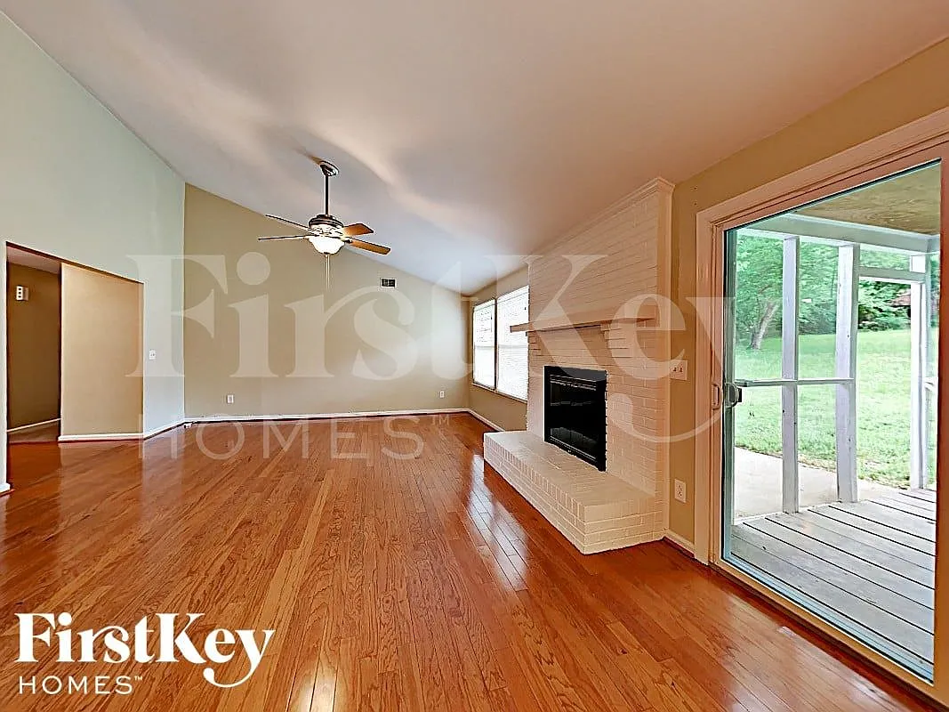 3 bed, 2.0 bath, 1385 sqft, $2,570 — Photo 3