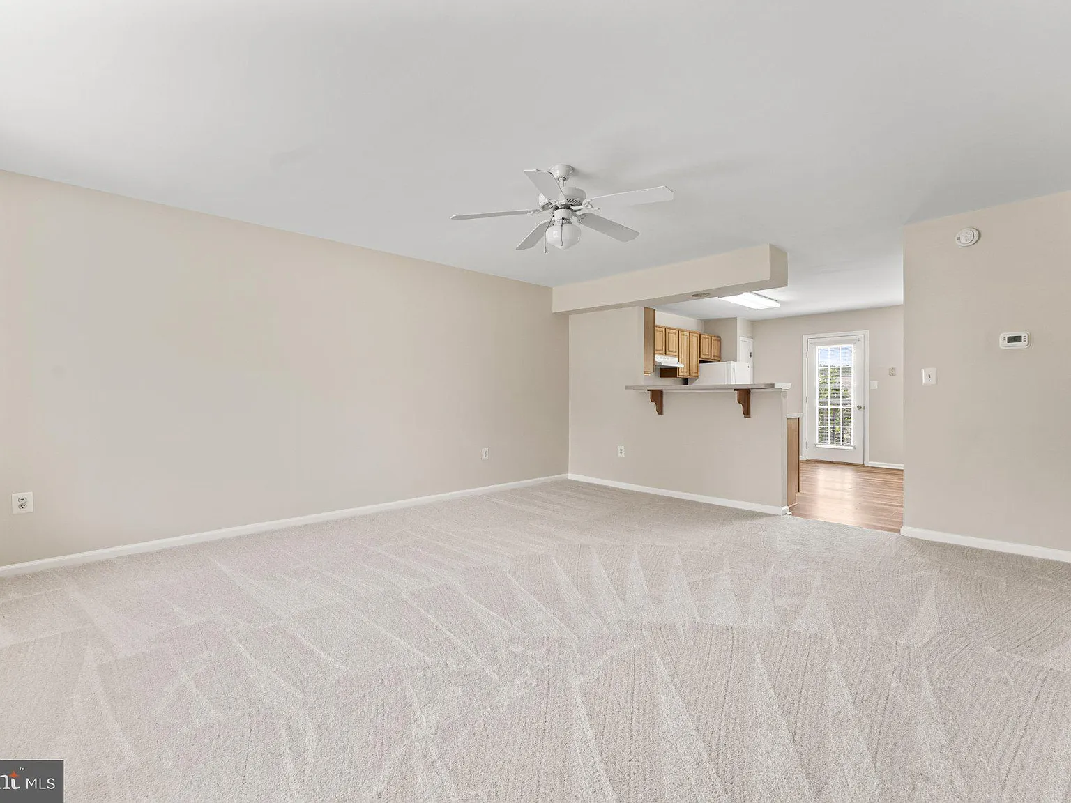3 bed, 4.0 bath, 1972 sqft, $2,500 — Photo 3