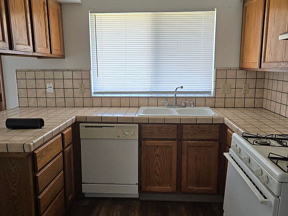 5th image of 948 Rosewood Ln
