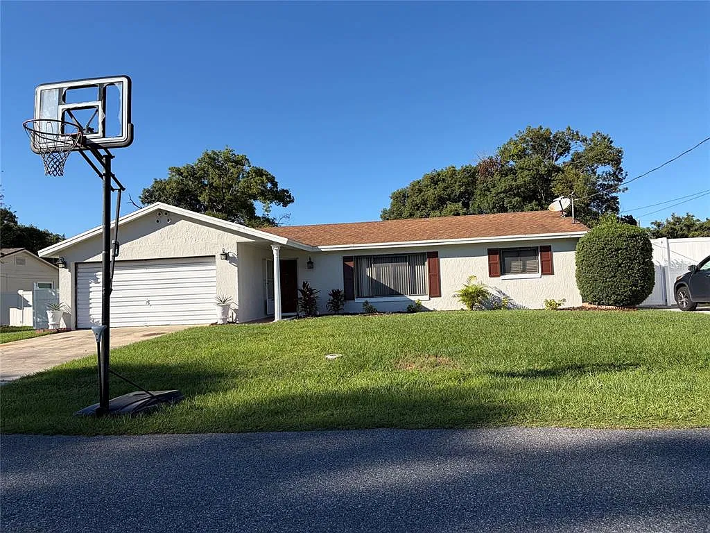 3 bed, 1.0 bath, 1596 sqft, $2,500 — Photo 2