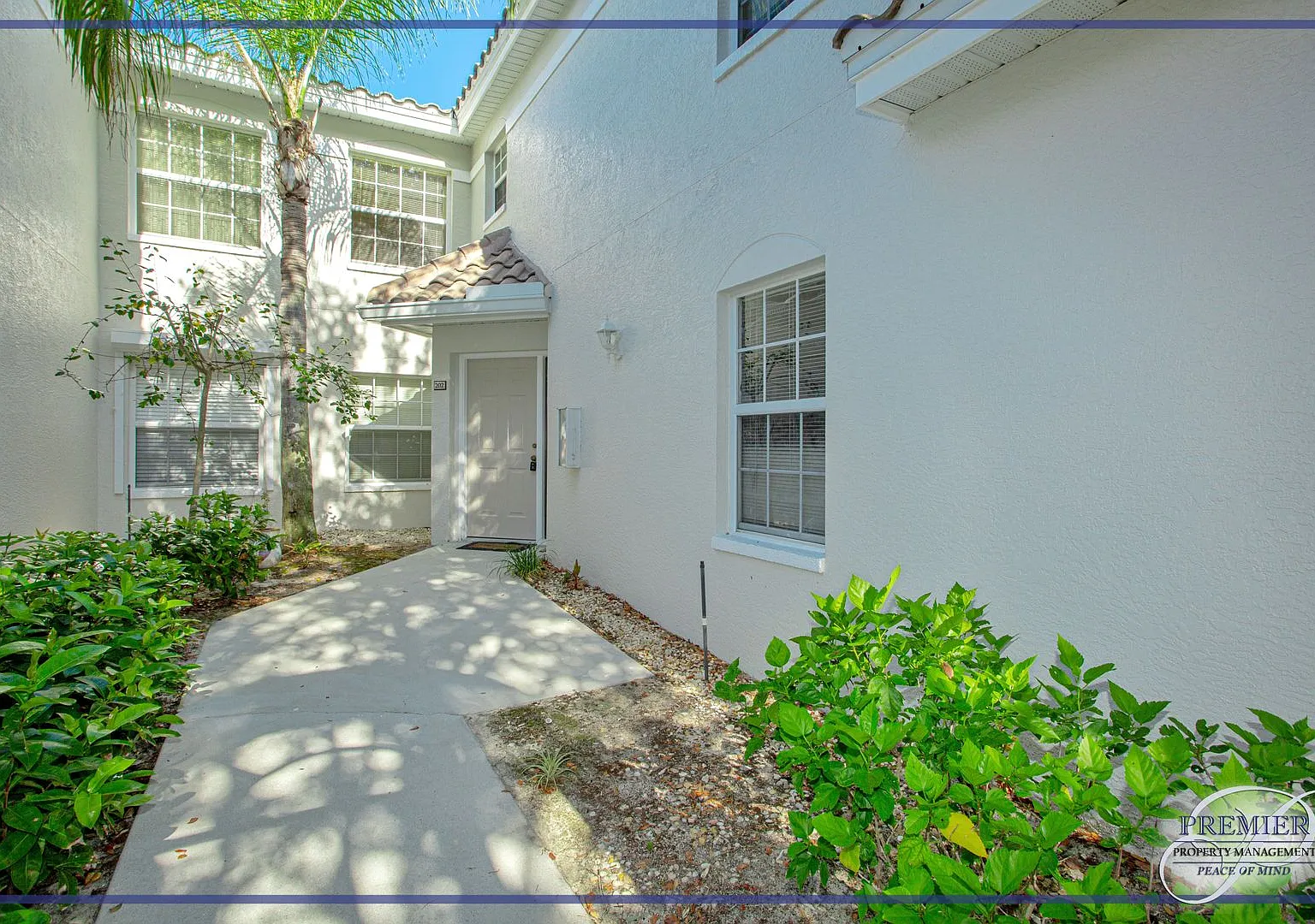 Furnished 3 Bed/2 Bath Villa W/ Garage North Naples Calusa Bay South Gated Lake View — Photo 3