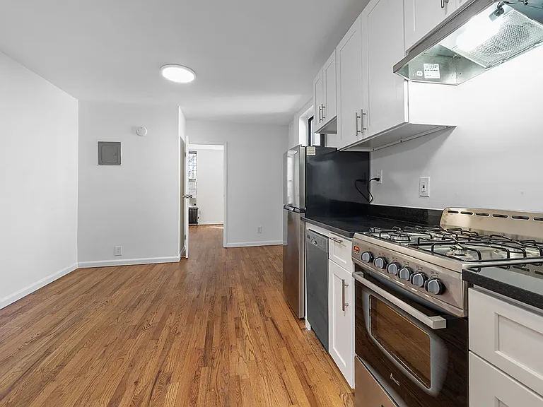 269 E 10th St #14 — Photo 2