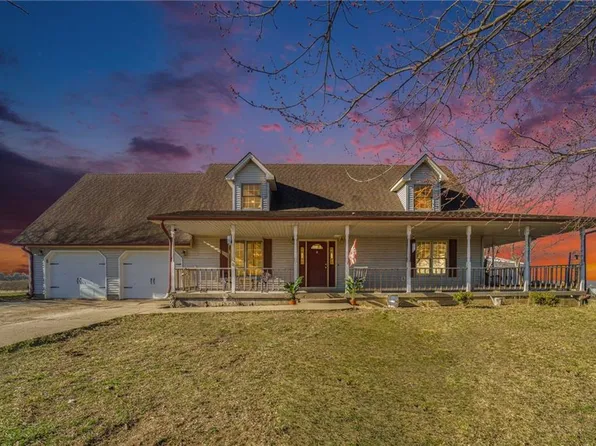 8918 Southpoint Dr, Richmond, MO 64085