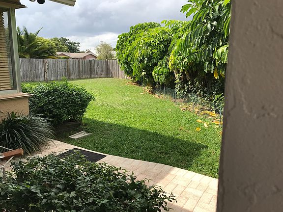 Large side yard with double gate