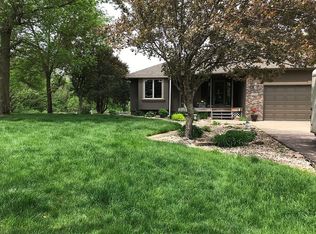 1605 N Royal Oaks Rd, Sioux Falls, SD 57110