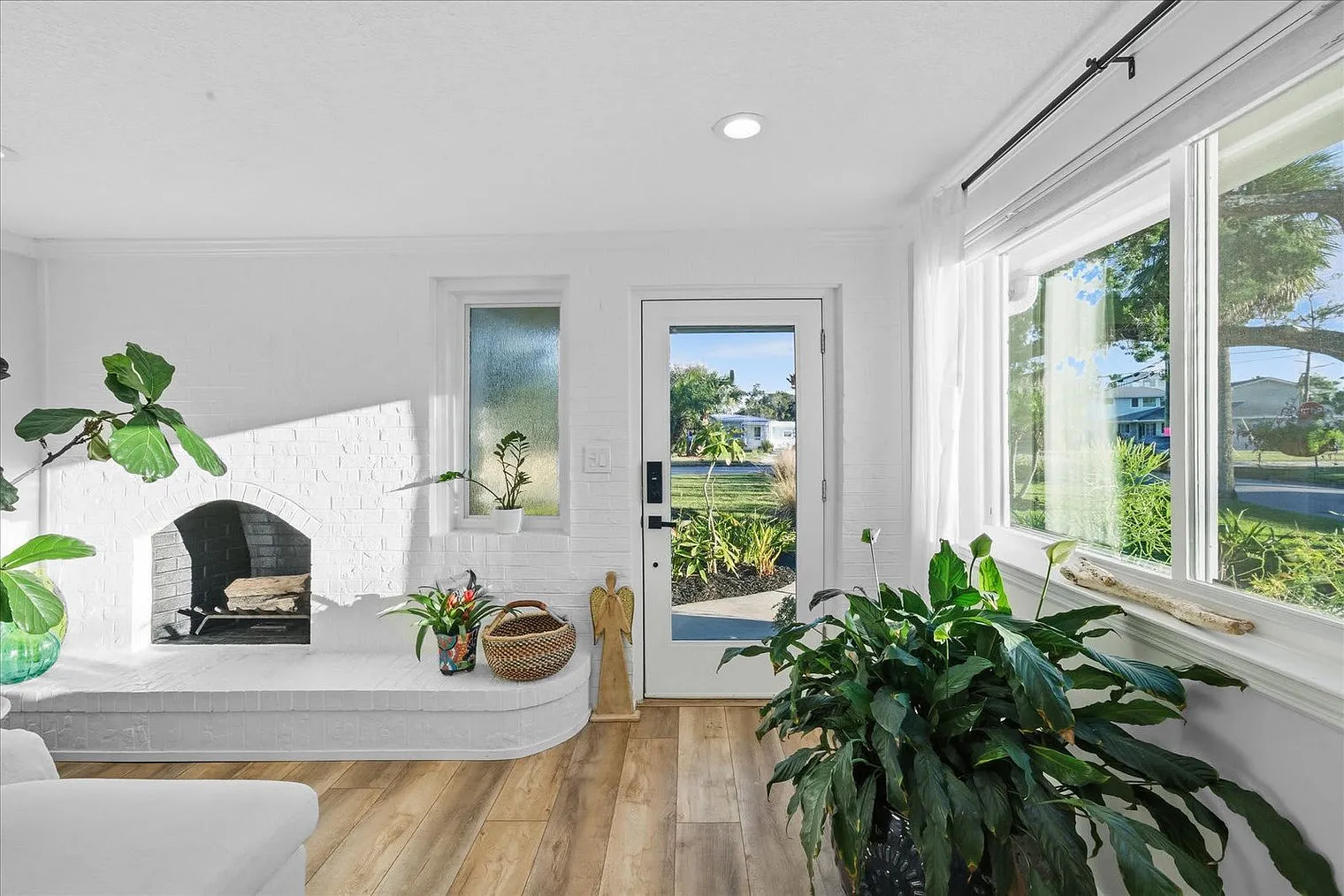 3 bed, 2.0 bath, 1420 sqft, $7,049 — Photo 4