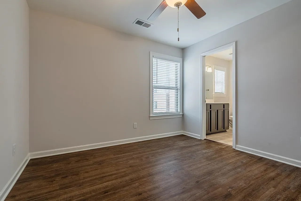 3 bed, 2.5 bath, 3147 sqft, $2,100 — Photo 3