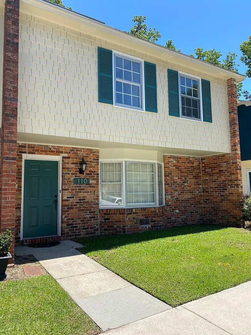 **Available Now** 3 bedroom, 2.5 bath townhome close to everything! — Photo 2