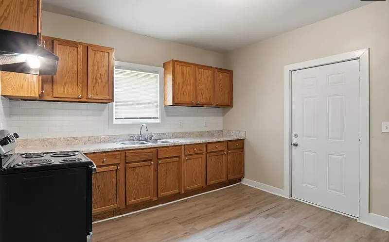 3 bed, 1.0 bath, 1176 sqft, $1,175 — Photo 4
