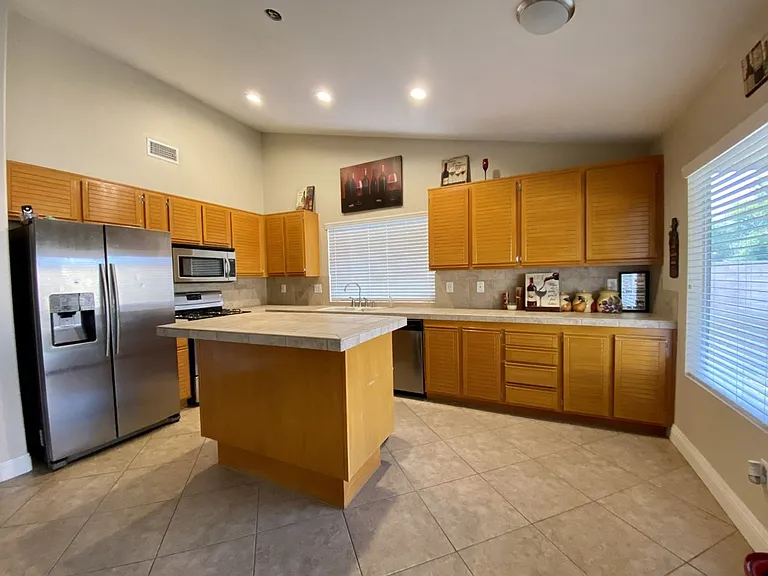 371 Dylan Cir — Photo 2