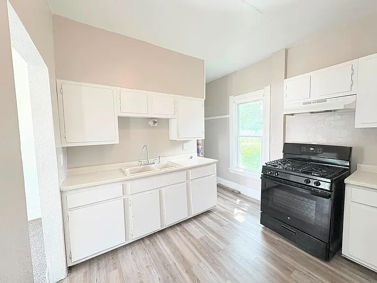 1239 Norwood Ave — Photo 7
