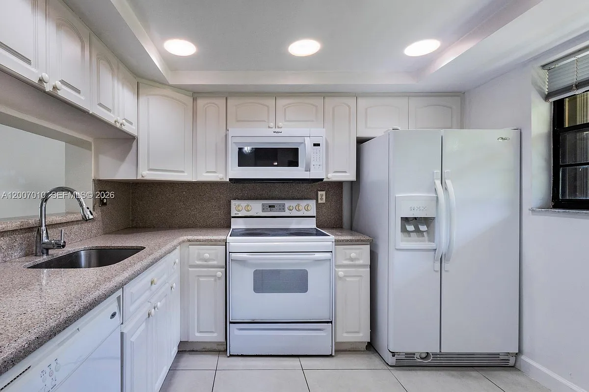 Building Photo - 10855 SW 112th Ave #211