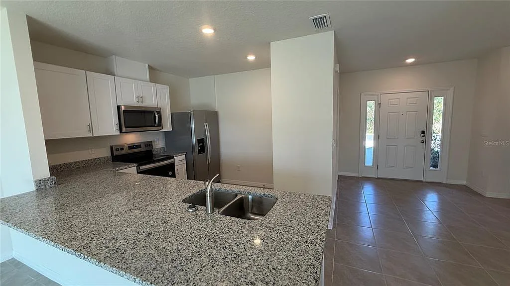 3 bed, 2.5 bath, 1671 sqft, $2,000 — Photo 3
