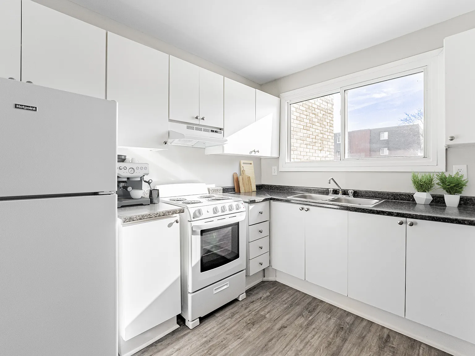 850 Wonderland Road South — Photo 4