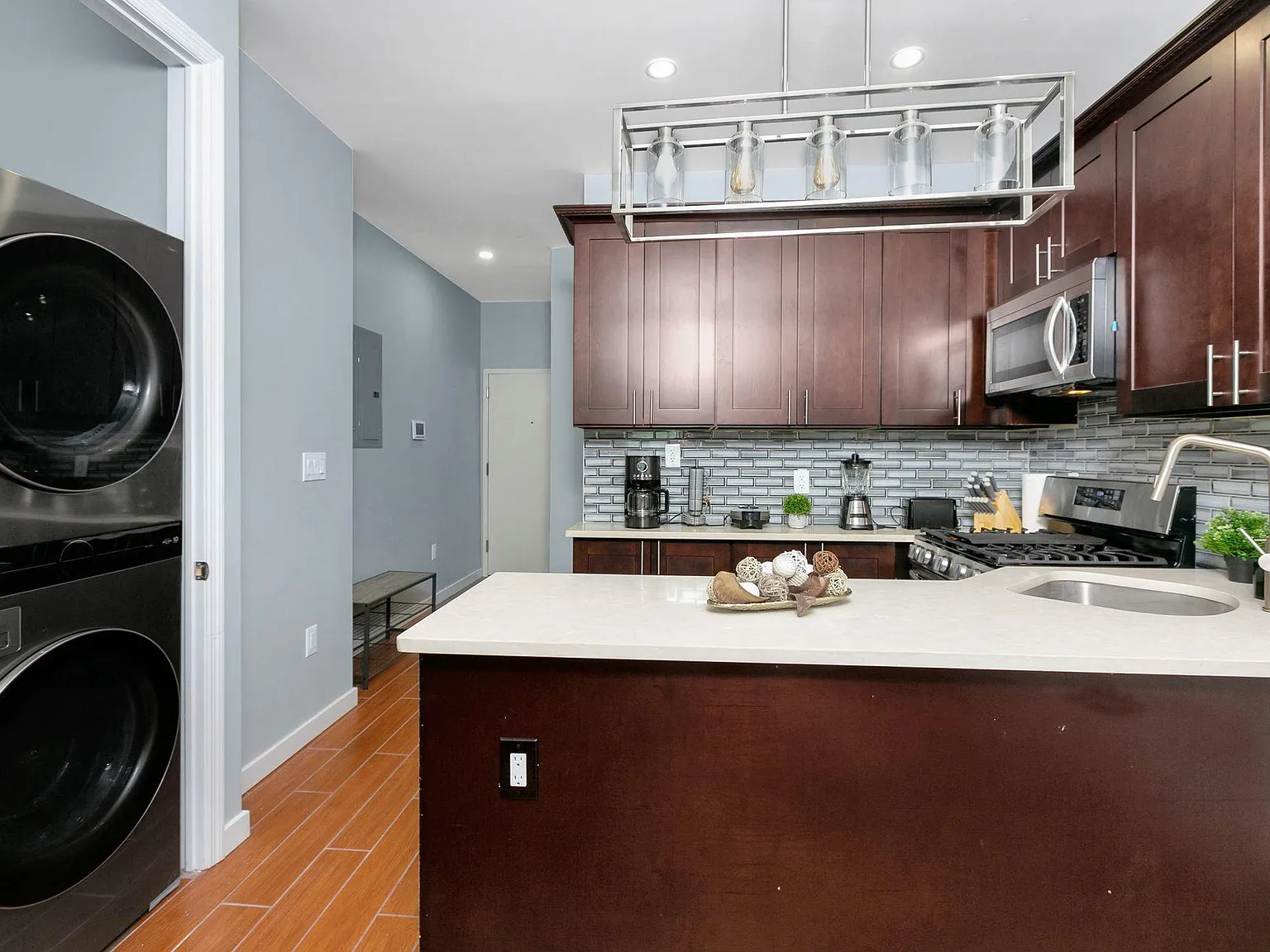 3 bed, 1200 sqft, $3,395 — Photo 2