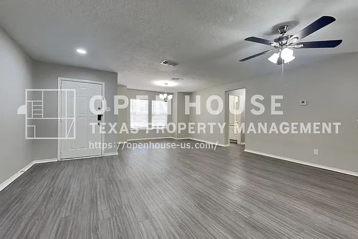 1636 Dogwood Ln — Photo 3