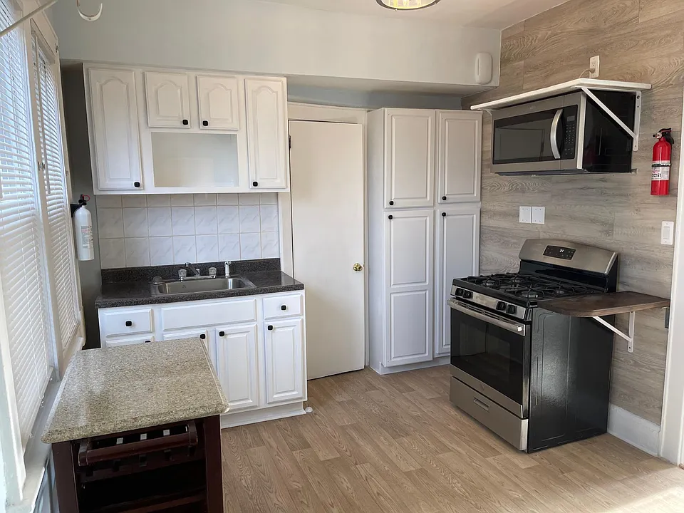 830 Jackson Ave #1B