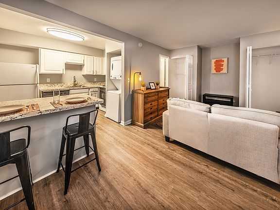 4th image of 7999 Silverleaf Dr #408