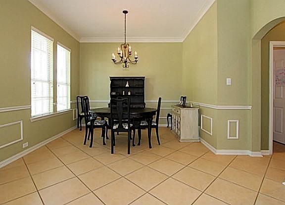 5th image of 821 Bradford St