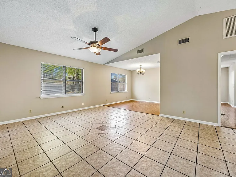 132 Woodvalley Dr — Photo 11