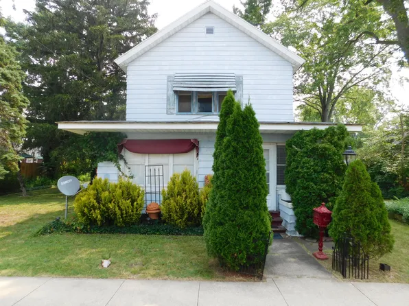 205 S Elm St, Three Oaks, MI 49128