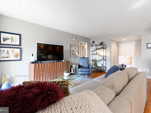 4th image of 200 Lombard St #503