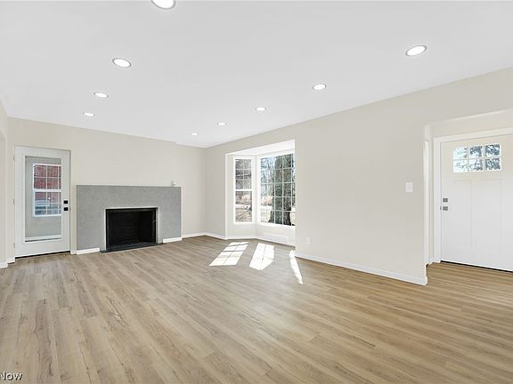 3rd image of 8612 W Moreland Rd